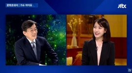 수줍은 큰아빠와 조카 6년 만에 만난 손석희 앵커와 아이유