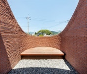 [집 공간 사람] 열린 듯 닫힌 듯 둥글둥글한 담장... 마을에 표정이 생기다