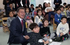 어린이집 간 문 대통령 “국공립 40%까지 확대”