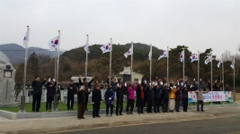 산골 마을 애국지사 12명 추모 태극기 펄럭