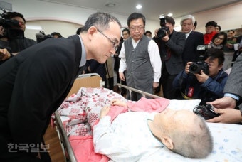 “잘못 되풀이 않겠다” 문무일 총장, 박종철 열사 아버지에 사과