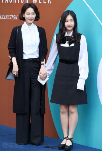 [Hi포토]오현경 '딸과 함께 패션쇼 나들이'