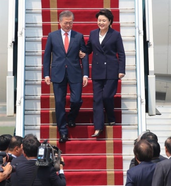 文 대통령, 순방 동행 김정숙 여사 패션 외교 