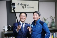 우상호가 떴다, 영선아 시장 가자… ‘국회의원 1인 방송’ 바람