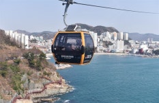 부산의 상징 오륙도 너머엔 푸른 물결 넘실