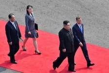 미니스커트 차림 김여정 김정은 밀착 수행