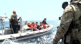 “가혹 행위는 없었습니까?” 文, 가나 피랍 선원과 통화