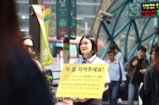 저 좀 지켜주세요 강남역 10번 출구 앞에 선 고교생