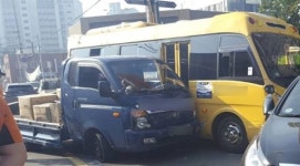 군산 통학버스-화물차 충돌 10명 부상