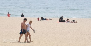 “바다야~놀자”, 부산 해수욕장 3곳 ‘개장’