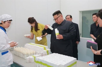 신의주 화장품공장 시찰한 김정은