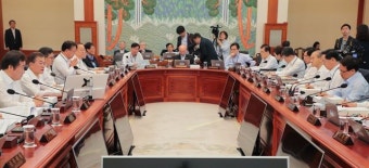 문 대통령 성범죄 가해자에 강력대응 지시, “직장에 즉각 통보”