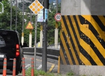 빗금 표시대로 차 몰다간 역주행… 못 믿을 구조물 도색