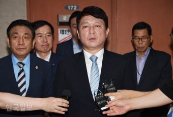 [포토] 당대표 출마선언 최재성 '강한 여당 만들겠다'