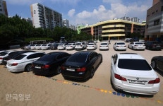 [포토] 리콜 BMW 차량 서비스센터 인근 초등학교 운동장까지 주차