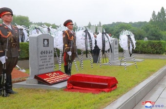 비 맞으며 김영춘 전 인민무력부장 영결식 참석한 김정은