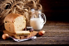 [천운영의 심야식탁] 치즈 반 쪽, 빵 반 쪽