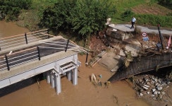 “다리 끊어지고 도로 물에 잠기고…”