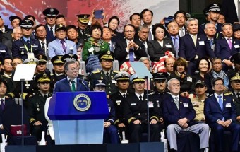 [포토]국군의날 기념식 분위기 바꾼 문재인 대통령
