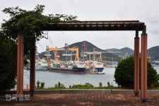 황금들판 뒤 다도해…포로수용소의 상흔을 보듬다