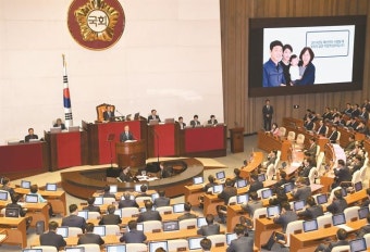 문 대통령 “4인 가족 월 100만원 추가 수입” 포용국가 적극적 재정 강조