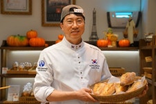 “케이크로 사랑을 나눌 수 있어 행복해요”