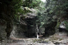 절정의 분홍 동백 반기고, 오름 오르니 먼 섬들이 한눈에