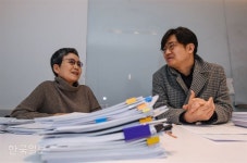 [2019 한국일보 신춘문예] “유희 깔린 연극성, 거침없는 필력”