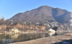 [자박자박 소읍탐방-강원 영월 낙화암] 어린 단종은 알고 있었을까, 300년 후 곁에 올 기생의 비극을…