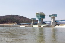 낙동강 구미보 준공 이래 첫 수문 개방