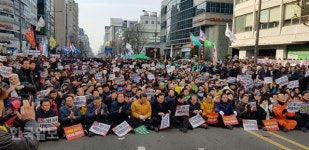 분노의 광주, “5ㆍ18 낳고 품은 우리가 괴물이냐”