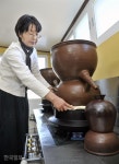 [방방곡곡 노포기행] 제주 어멍들의 삶 고스란히 담긴 고소리술… 4대째 명맥 잇다