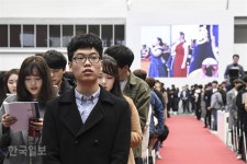 [포토뒷담화]관악에 핀 새내기들의 웃음꽃, 서울대의 입학식