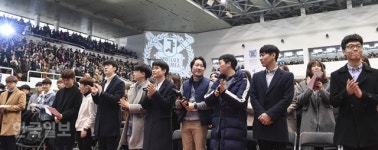 [포토뒷담화]관악에 핀 새내기들의 웃음꽃, 서울대의 입학식