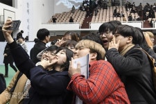 [포토뒷담화]관악에 핀 새내기들의 웃음꽃, 서울대의 입학식