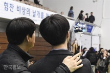[포토뒷담화]관악에 핀 새내기들의 웃음꽃, 서울대의 입학식