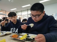 대구시내 중학교도 전면 무상급식 시작