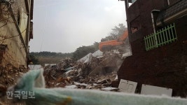 “추가 보상에서 제외되면 어쩌나…” 포항 지진 피해 아파트 재건축 올스톱