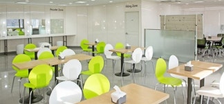 “24시간 구멍가게” 신기했던 편의점, 종합서비스 공간 됐지만...