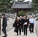남산 한옥 마을 방문한 도산 안창호 선생 막내아들과 손자