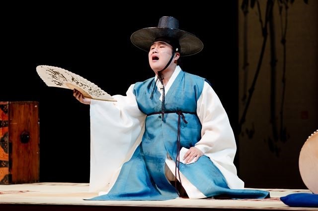 Sorikkun (소리꾼) là linh hồn của buổi biểu diễn Pansori, vừa hát, kể chuyện và diễn xuất.