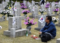 4.19혁명 59주년을 하루 앞두고 수유동 묘지 찾은 유가족