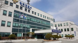경찰관 3명이 수갑 찬 폭행범 경찰서 현관 앞서 놓쳐