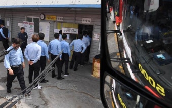 “주52시간 때문에 월급 80만원 깎여” 버스기사들 울분