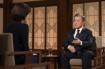 [한국일보 1면 사진] 문재인 대통령, 취임 2주년 대담 (5월10일자)