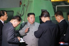 김정은 23일 만의 공개행보… 강계ㆍ만포 군수공장 집중 시찰
