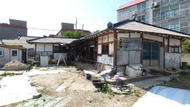 ‘제보자들’백 년 고택의 불청객, 어느 날 갑자기 들어온 이삿짐의 전말은?