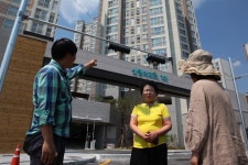 대출 막히고, 신혼집 마련 꿈 접고, 부모에게 얹혀 살고…