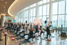 클래식 음악 들으며, 콘서트홀 로비에서 요가 해봤더니