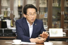 [기초단체장에게 듣는다] 김영종 종로구청장 “셔틀버스 만들어 관광버스 진입 막아야”